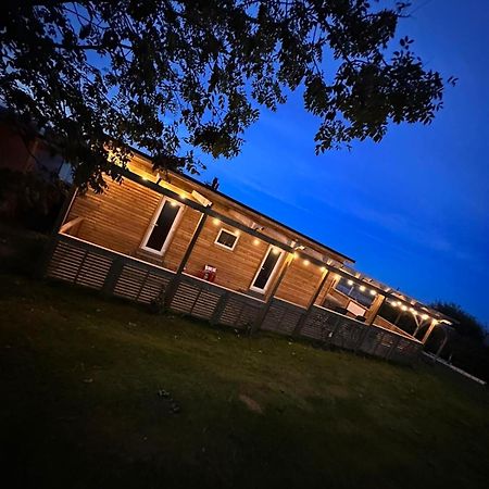Tracey'S Hideaway - With Hot Tub & Amazing Views Hotel Llanasa Exterior foto