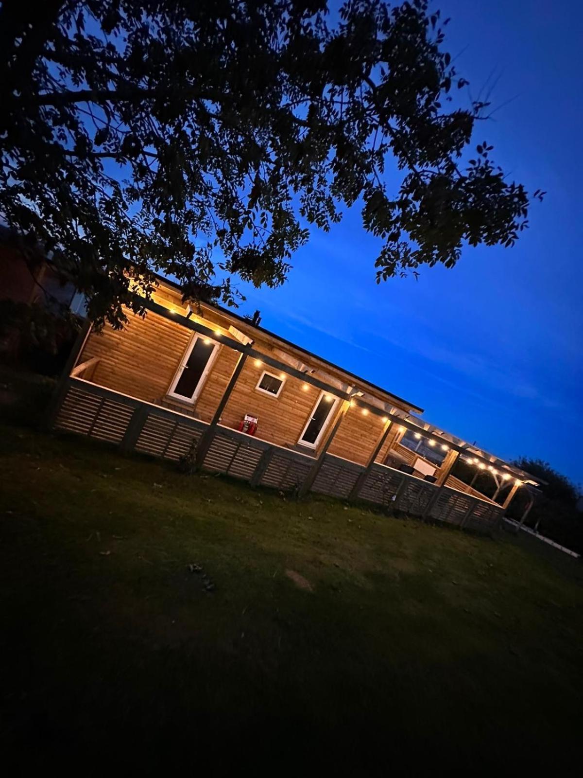 Tracey'S Hideaway - With Hot Tub & Amazing Views Hotel Llanasa Exterior foto